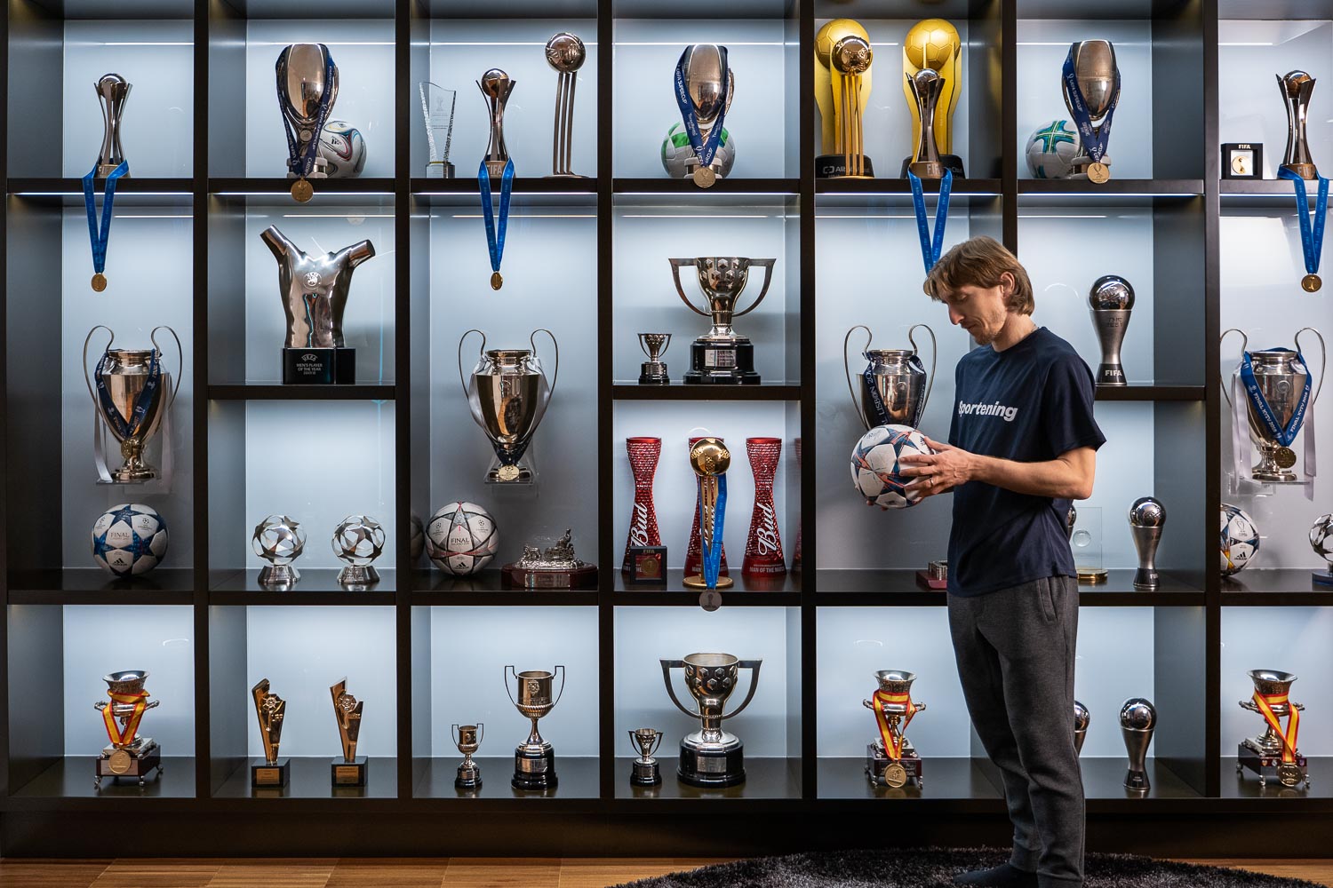 Luka Moric en sala de trofeos